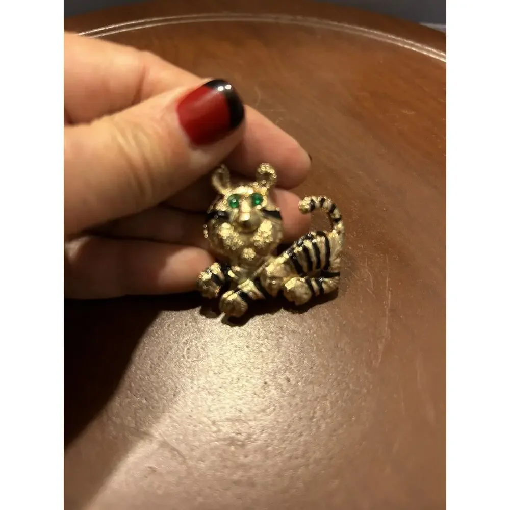 Vintage Gold Tone Cat With Black Stripes Green Rhinestone‎ Eyes Brooch Pin